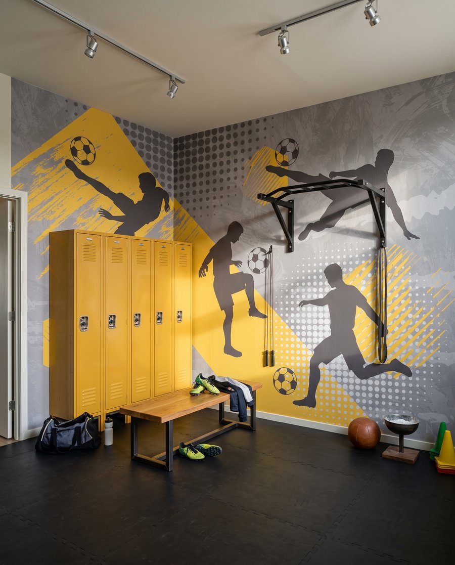 Footballers in motion — interior 1